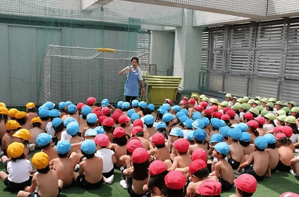 日本孩子裸体教育被质疑男女混坐毫不避讳能好好学习吗