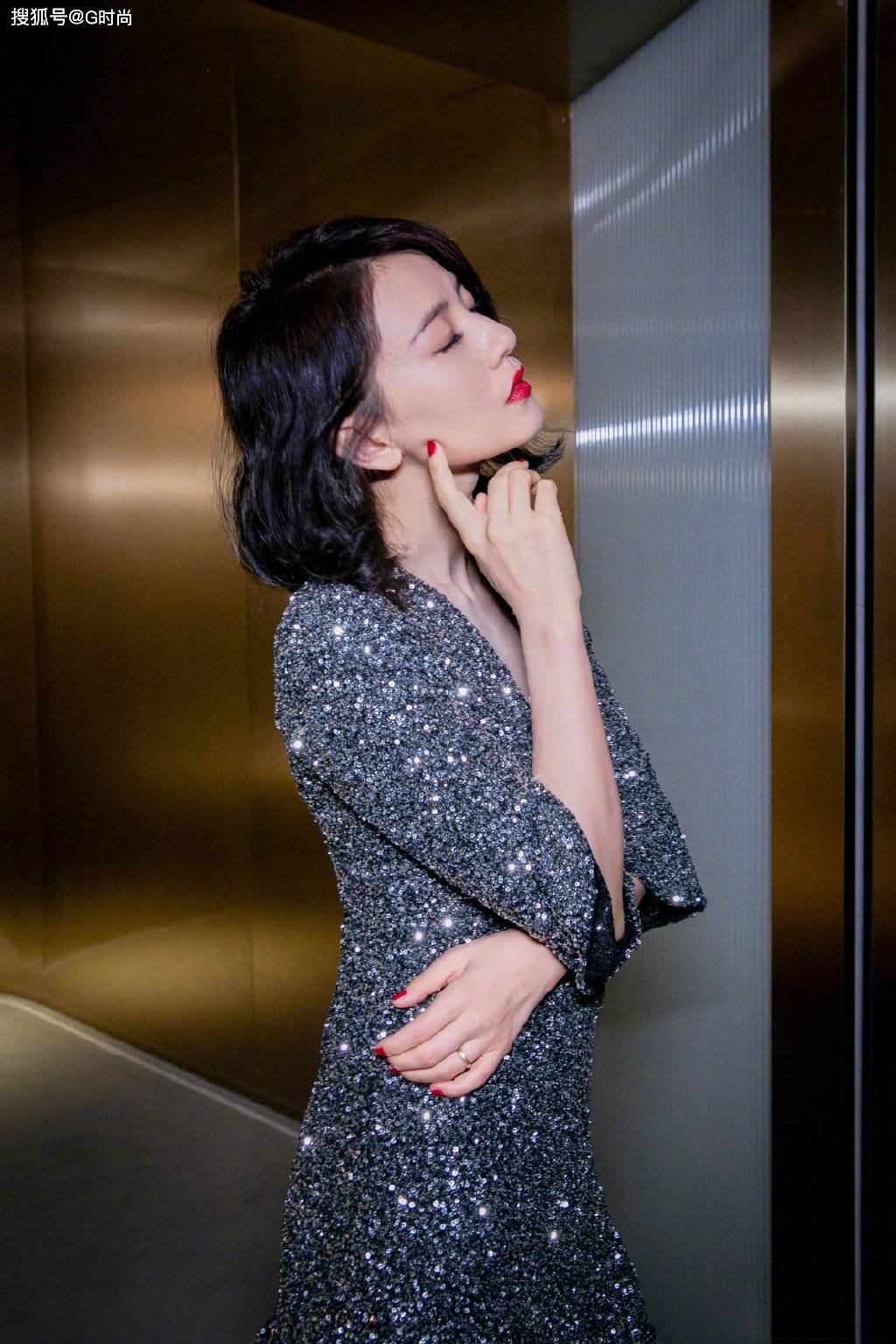 高圆圆一袭亮片深v银色裙出席活动,优雅性感