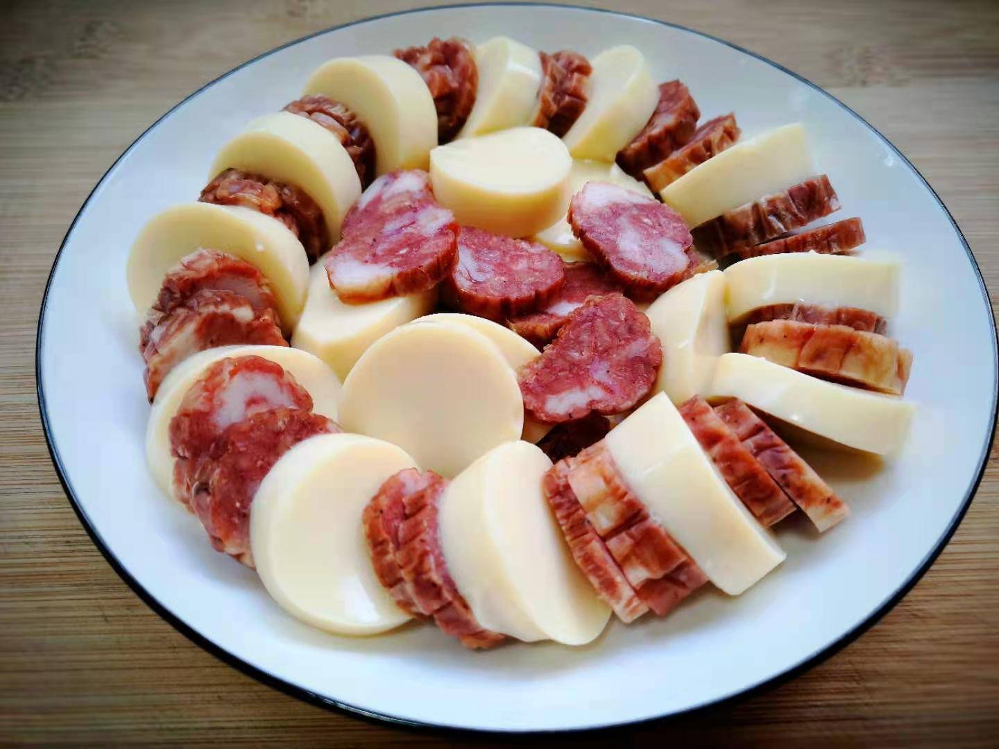 这两种食材简单一蒸鲜美极了,我家一周必吃2次,孩子总也吃不够_腊肠