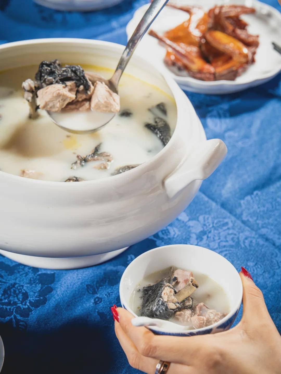 鲜奶乌鸡汤为了重现广府珍馐引领沪上饮食潮流的盛景,餐厅特意聘请
