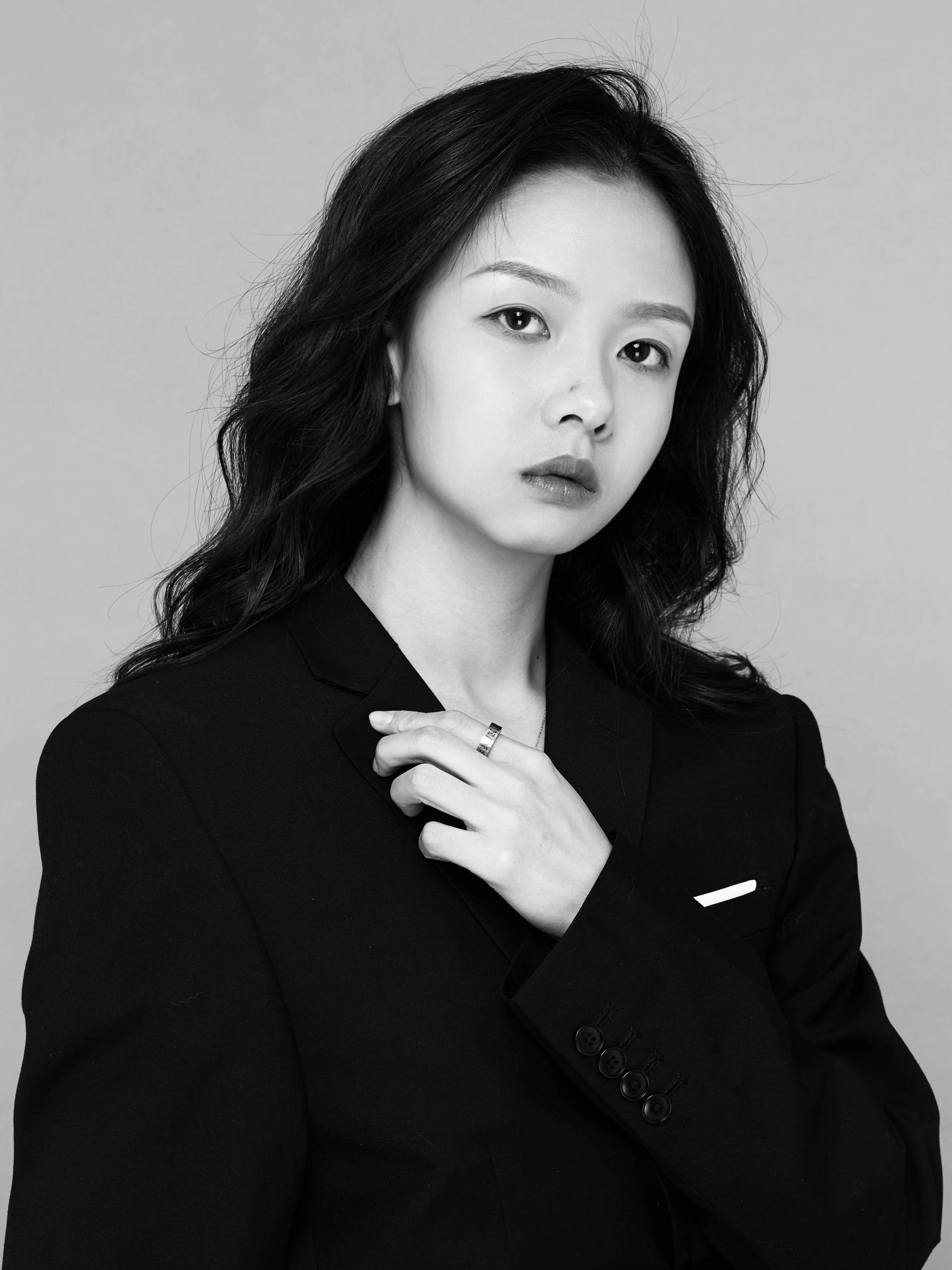 王金鑫身穿黑色西服场全开_手机搜狐网