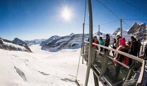 瑞士政府下令：隔离英国游客！百名英国人却在滑雪胜地“消失”了