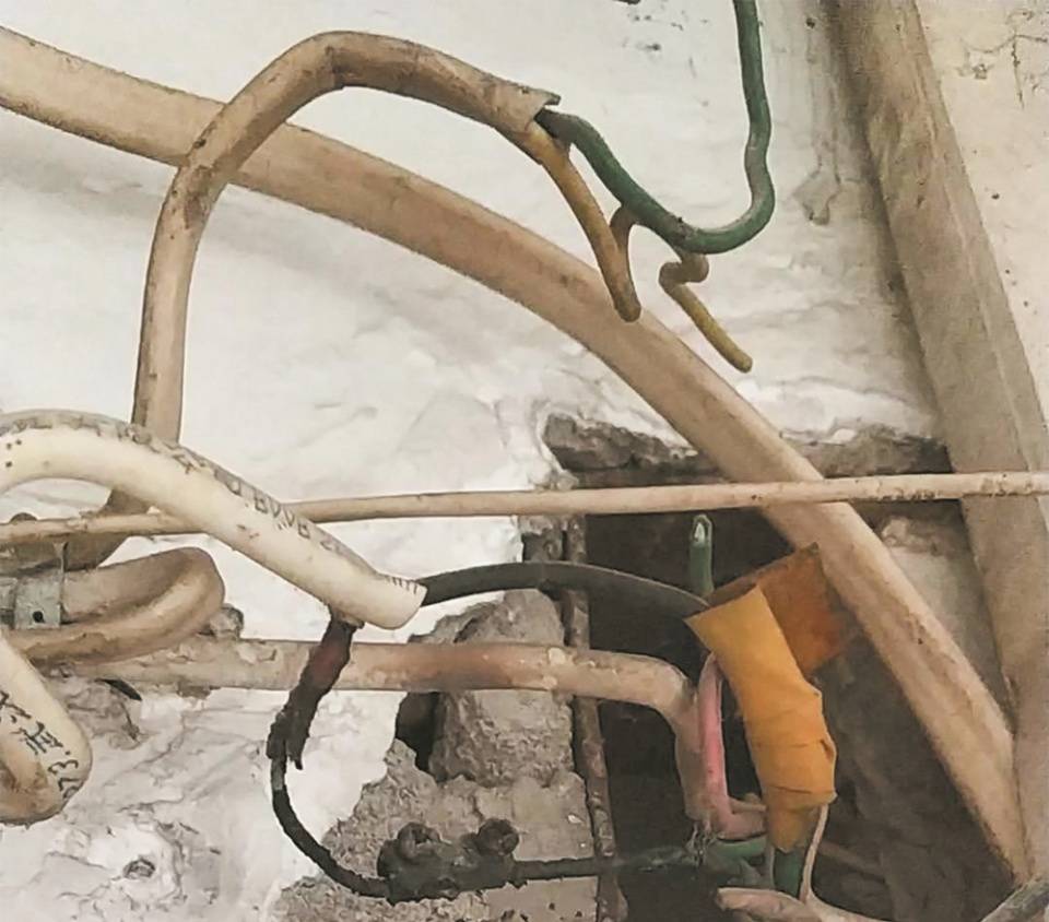 装修房子时电线都埋在墙壁里如果线路老化应该如何更换