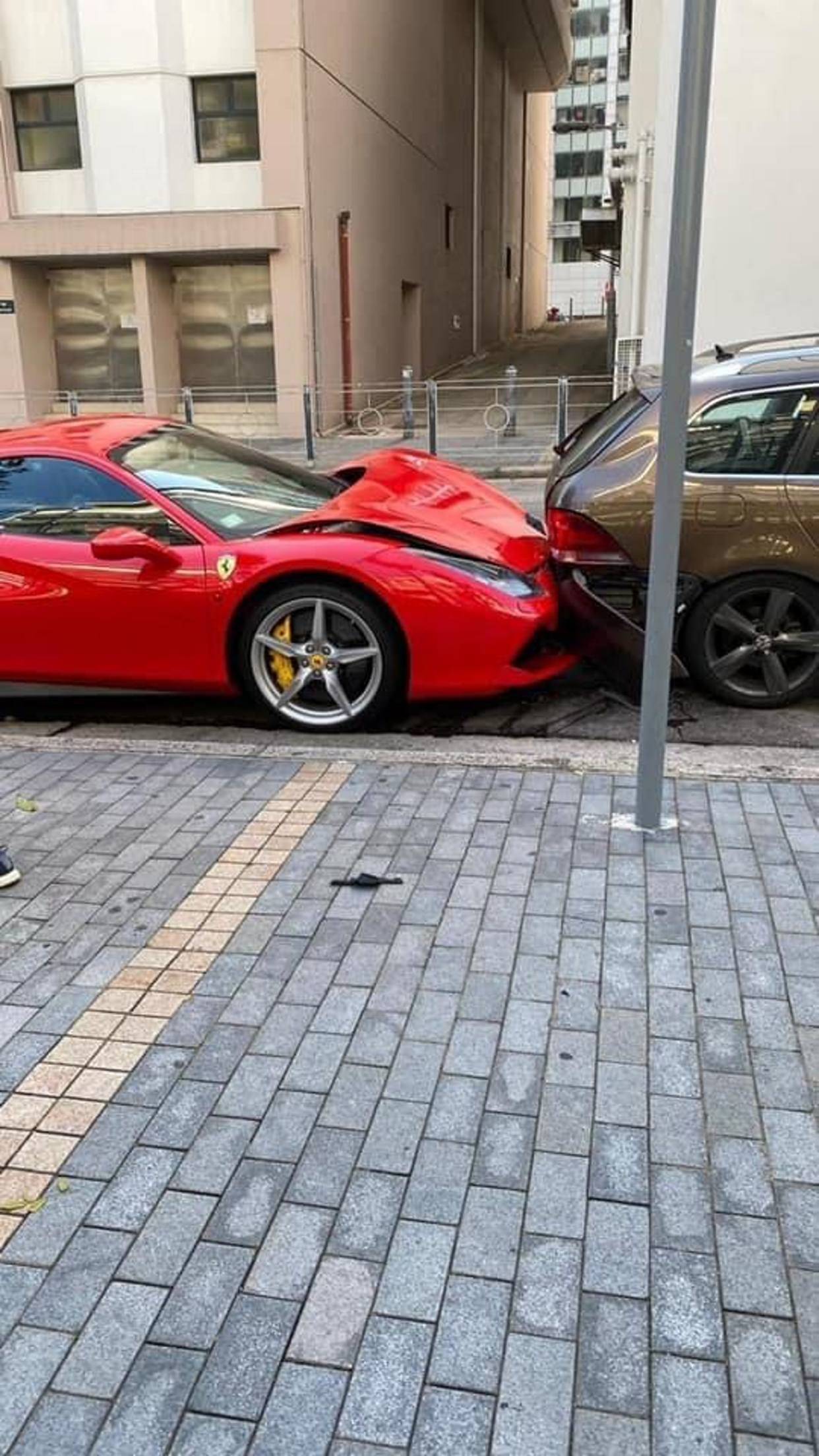 香港王思聪法拉利豪车被撞自言无事住万尺豪宅有10个保姆