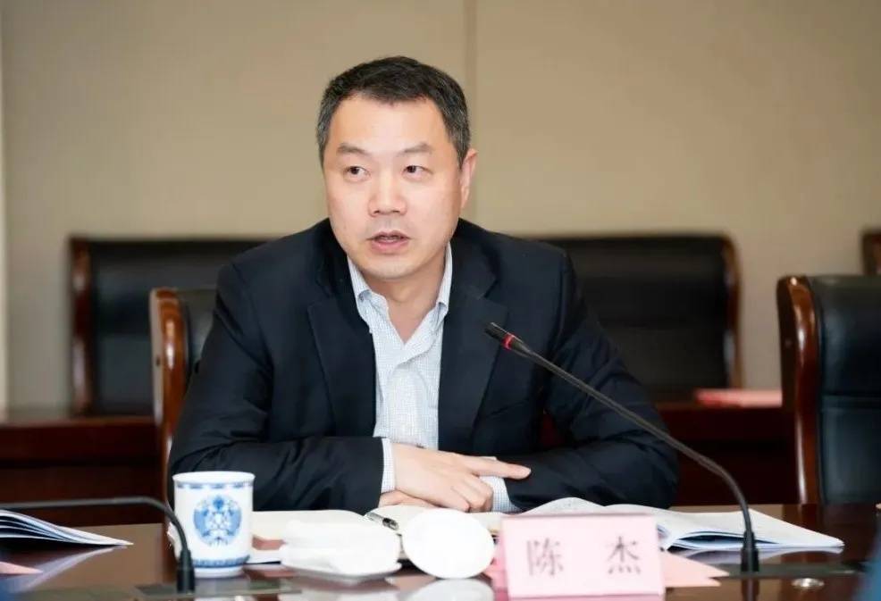 座谈会上,市规划资源局副局长许健,市经信委总工程师刘平,上海前滩