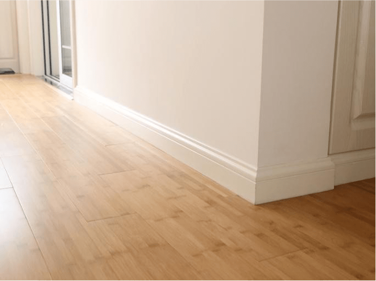 每隔400mm 打入木楔,基层板应钉牢墙角,表面平直,安装牢固; 2,踢脚板