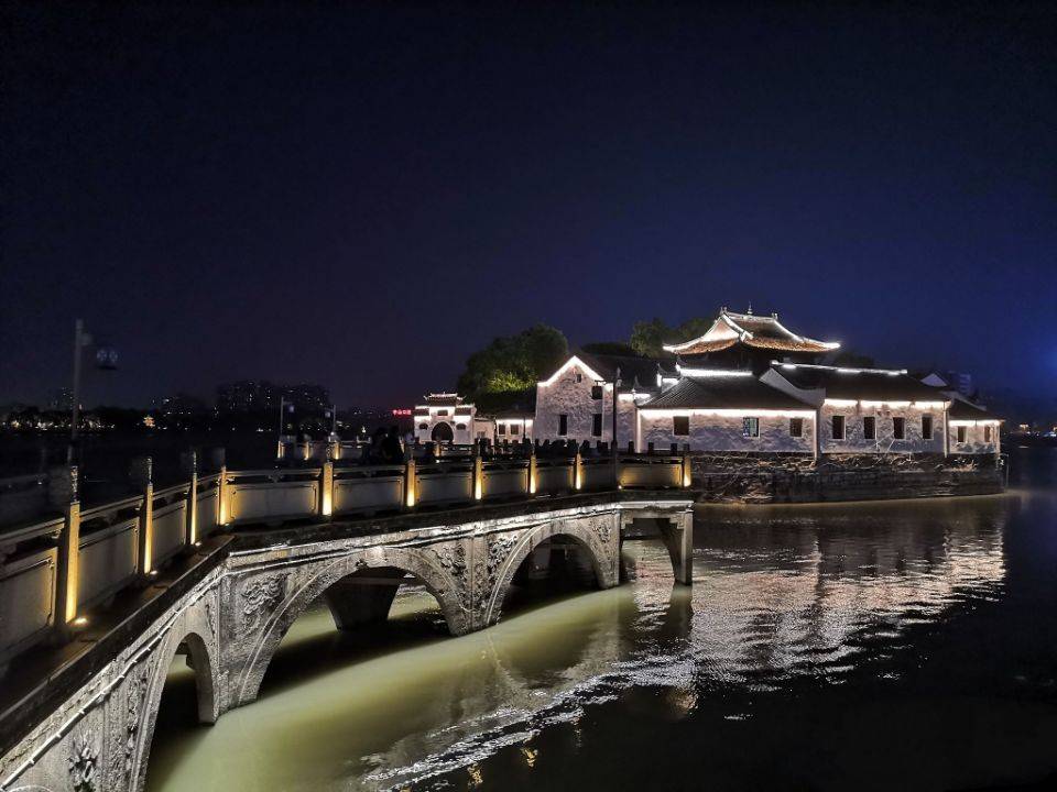 江西九江有个著名景点，位于湖中央，不仅景美名字也十分文艺
