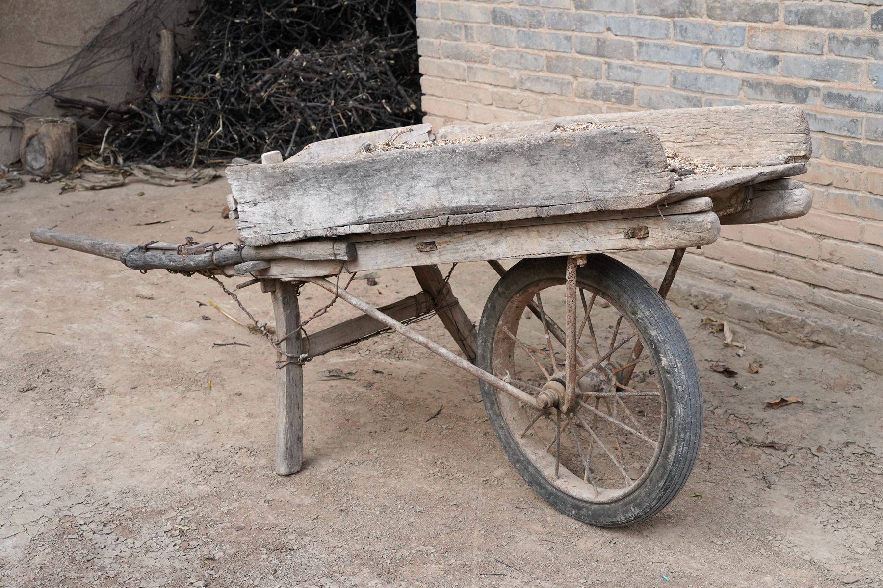 原创山村能人大叔制造木轮车用了60年现在15000元不卖