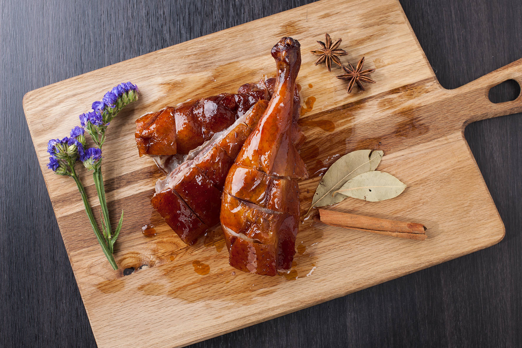 学习粤菜绕不开一道脆皮烧鹅米其林标准的烧鹅有什么不一样