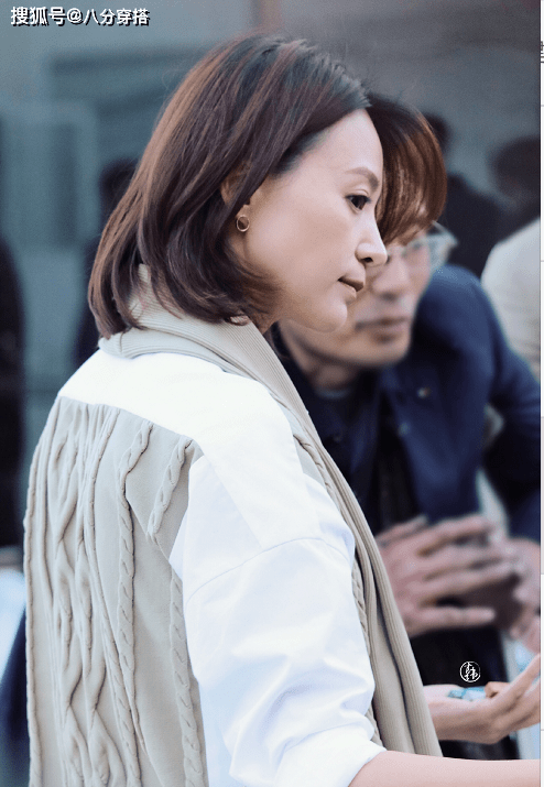 主持人董卿气质真好拼接白衬衫配黑色紧身裤简约利落优雅随性