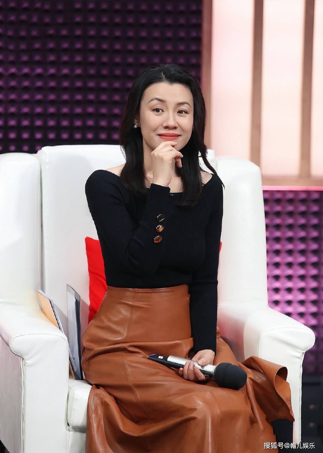 刘琳穿出40岁女人范黑色针织衫搭配棕色皮裙熟女也能玩时尚