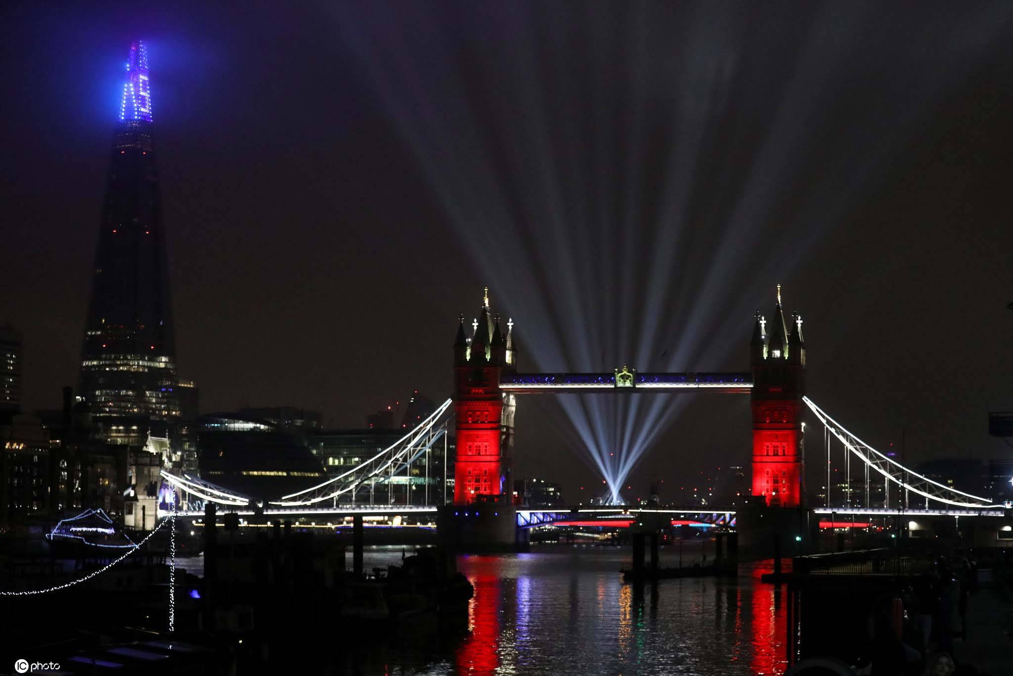 伦敦塔桥举行璀璨烟火灯光秀 迎接新年-搜狐大视野-搜狐新闻
