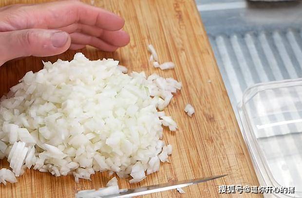 大厨的洋葱不流泪切法!纵切、横切的优缺点与技巧解析_根部