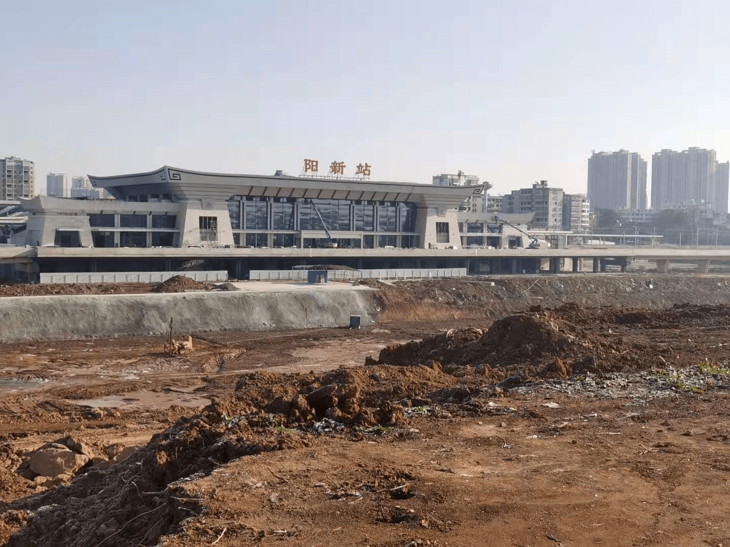 1月1日上午,阳新县长明进华在阳新高铁站和王英镇检查"两节"安全生产