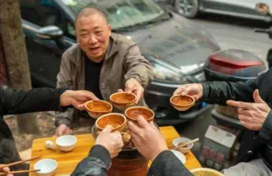 湖北荆州最“彪悍”的习俗，清晨起床喝白酒？不愧是“九头鸟”！
