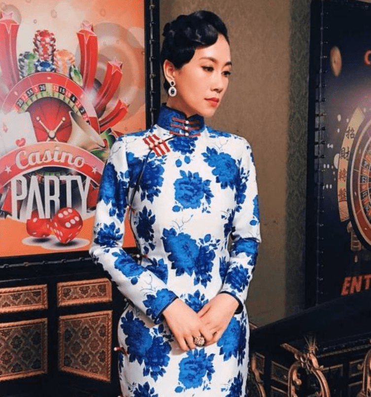 42岁温峥嵘美得真大气,旗袍配红色斗篷高贵典雅,尽显东方魅力