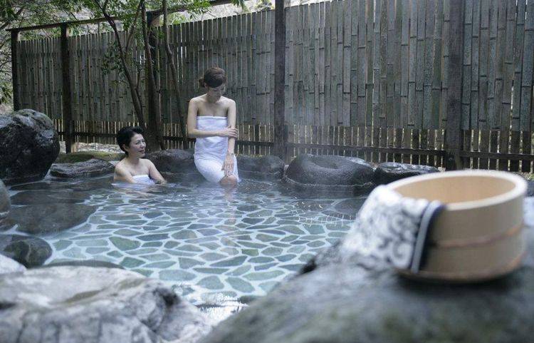 中国游客在日本泡温泉带手机，日本人特别反感！