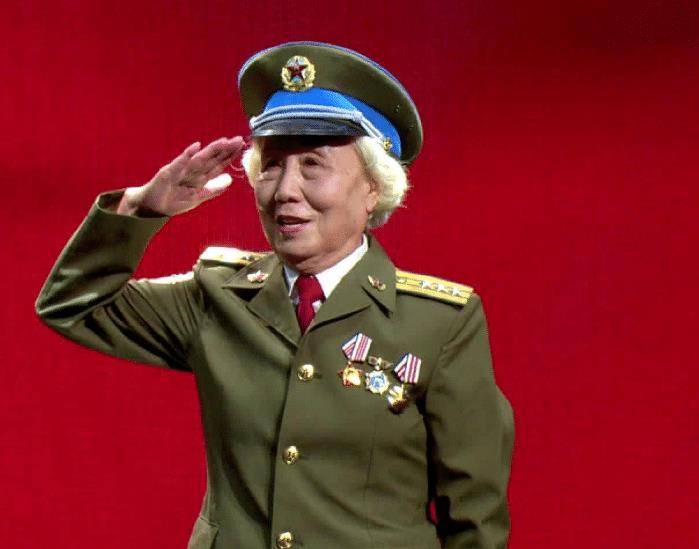 原创女性飞行员苗晓红原子弹爆炸时穿梭蘑菇云82岁再次驾机升空