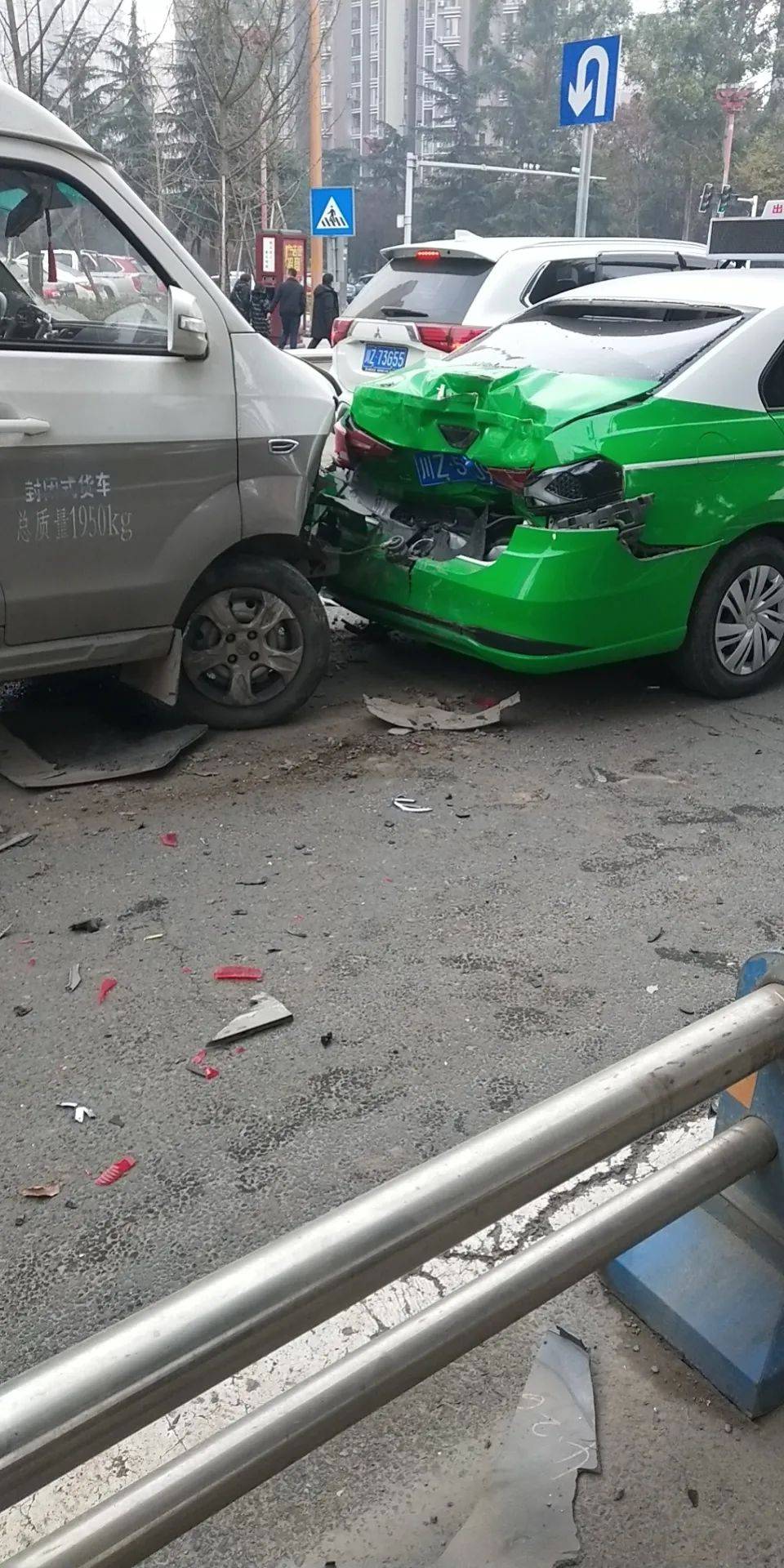 眉州大道6车追尾相撞,现场.