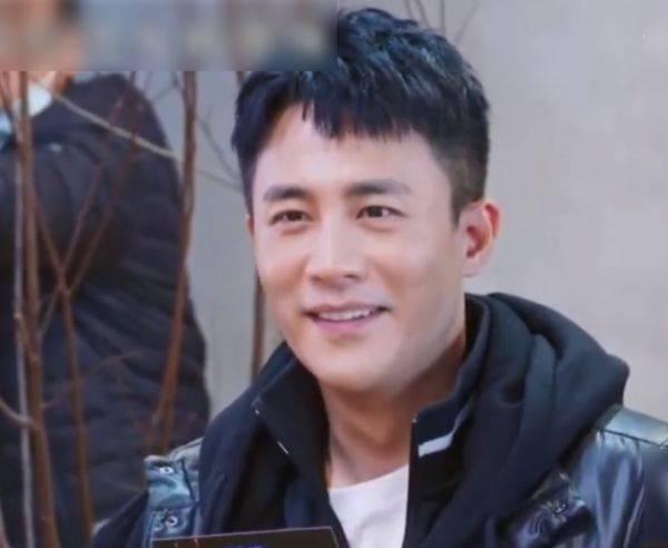 了,网友的评论当中不仅cue到了蔡徐坤的《情人》,还ceu到了黄晓明的梗