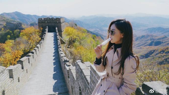 张鹭爱妻爬长城喜迎新年 吃冰棍开心自拍(图)