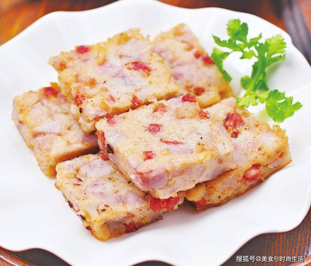 这小糕点,用芋头和腊肠就能做,粉糯咸香,外酥里嫩,连吃两块不过瘾