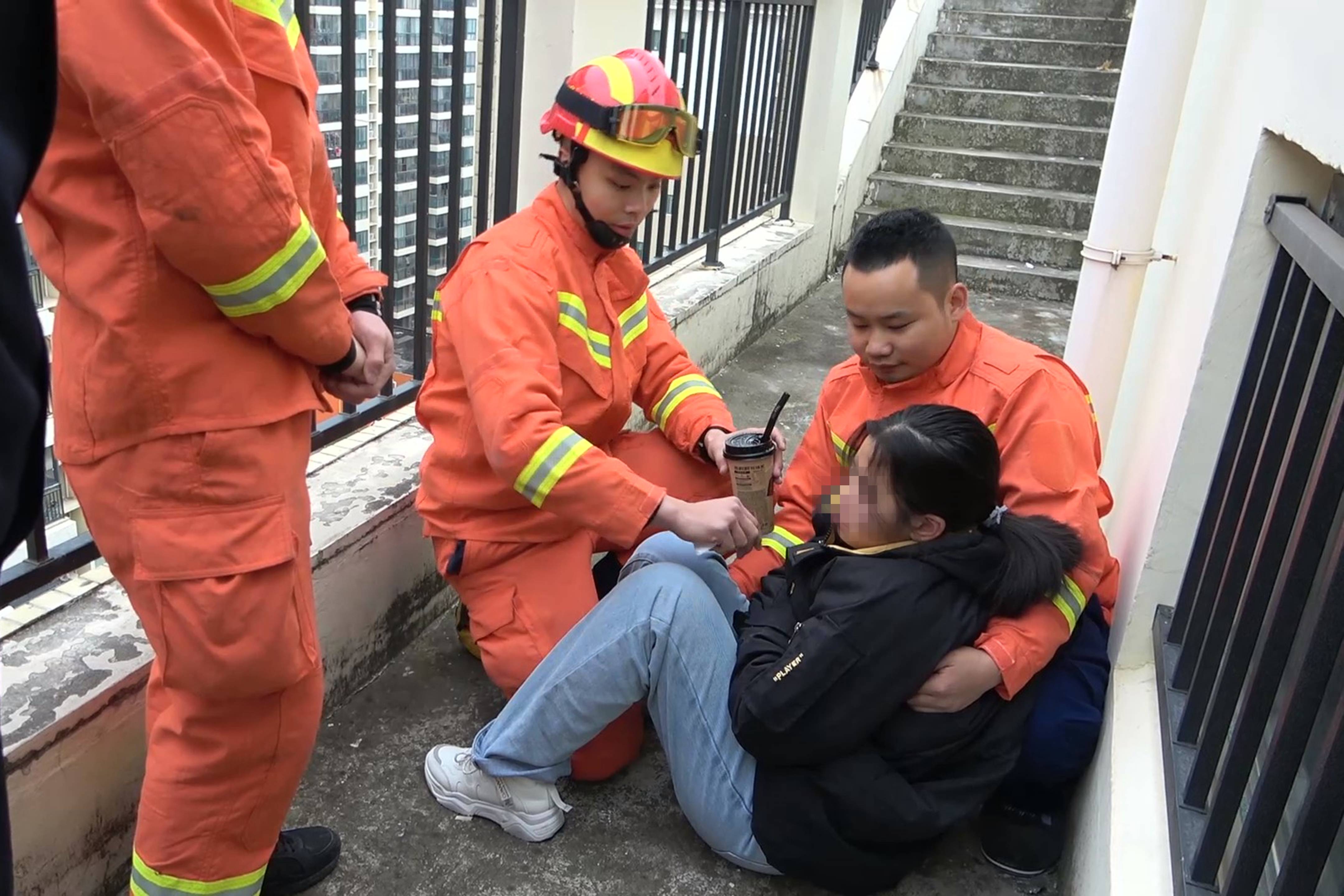 13岁少女跳楼轻生消防员用奶茶成功解救