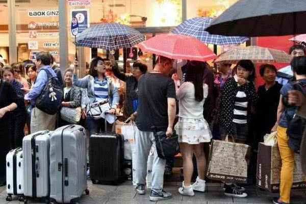 去日本旅行时，当地人为何一眼认出中国人？导游：三个特征明显