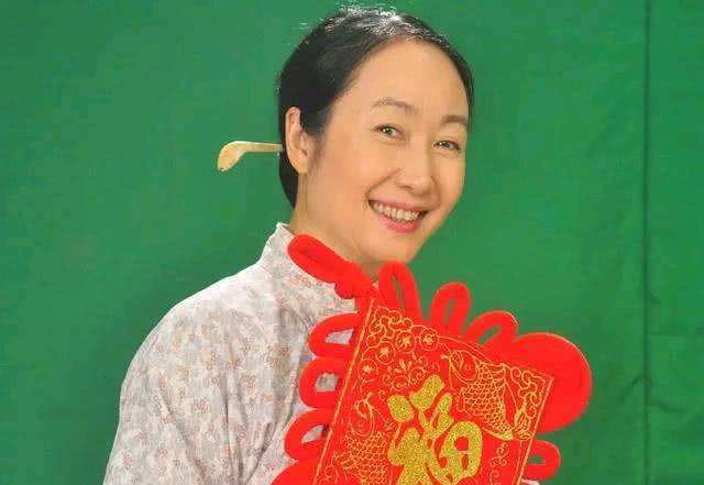 曾是护士却机缘巧合做了演员,为亡夫守寡14年,独自抚养女儿至今未嫁