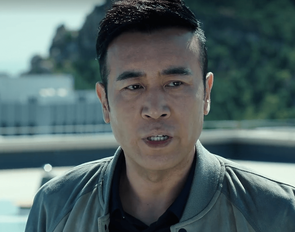 白小莲接近黄四海,挑拨他与肖萌的矛盾,从而引发了黄