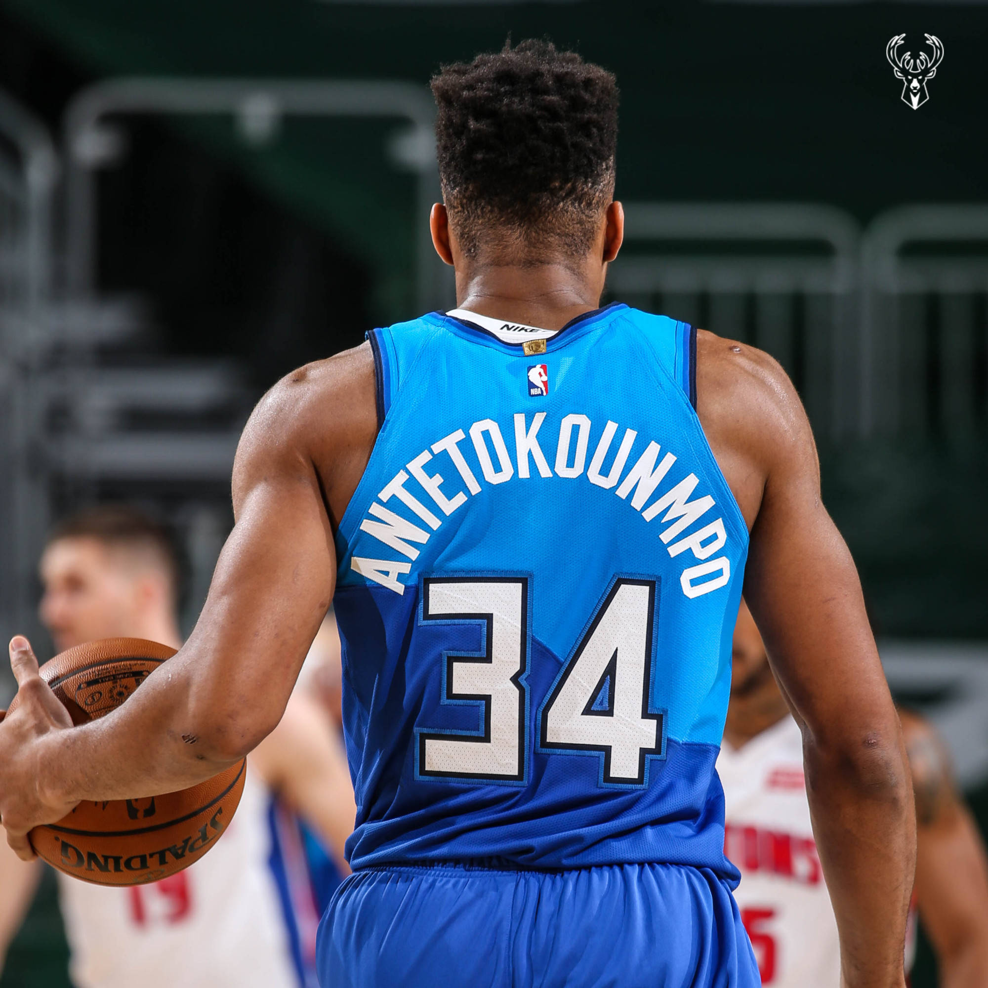 原创24中17,字母哥轰43 9 4!两届mvp回来了,雄鹿发问谁能防住他