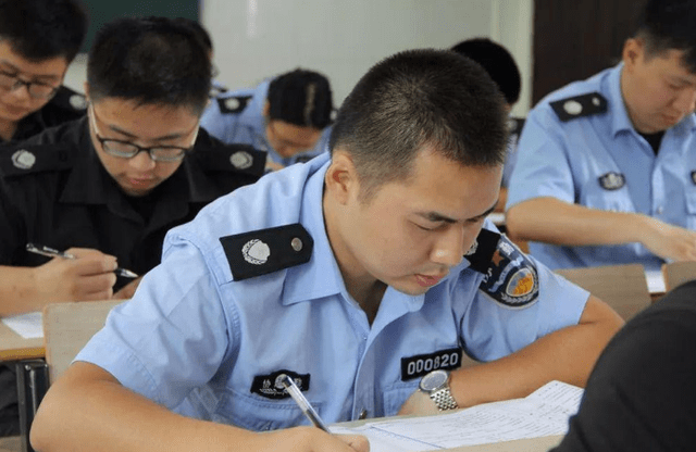 2,辅警也是具有一定的危险性,所以要保护好自己虽然辅警和警察相比