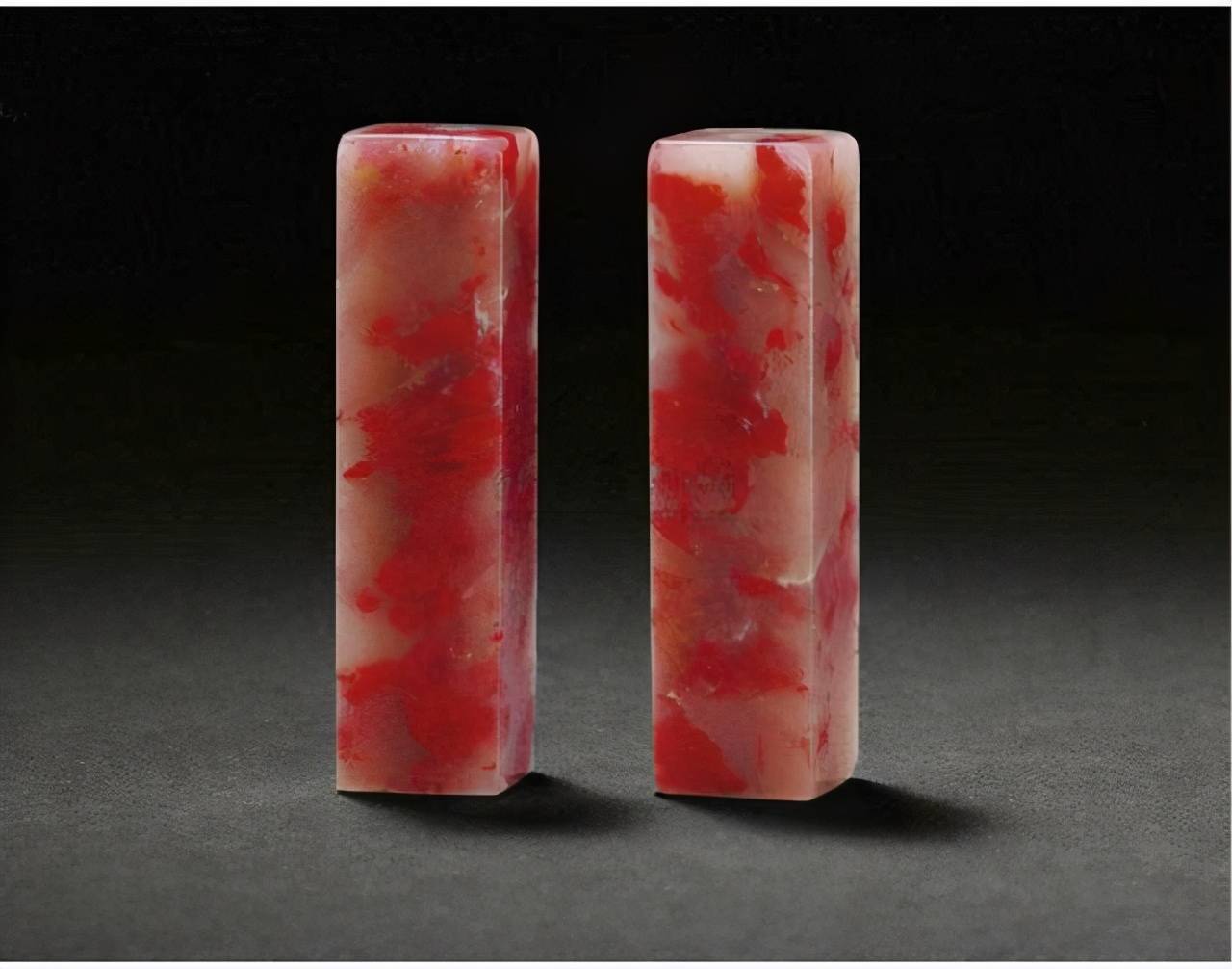 三,通过火烧:假鸡血石一烧现形,会有明显变色,甚至难闻的臭味,并且