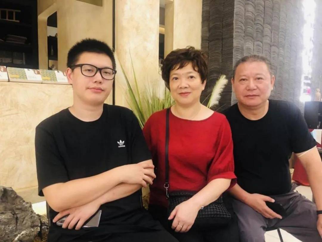 他的伯伯瞿玉龙是上海市第51例造血干细胞捐献者,并在上海造血干细胞