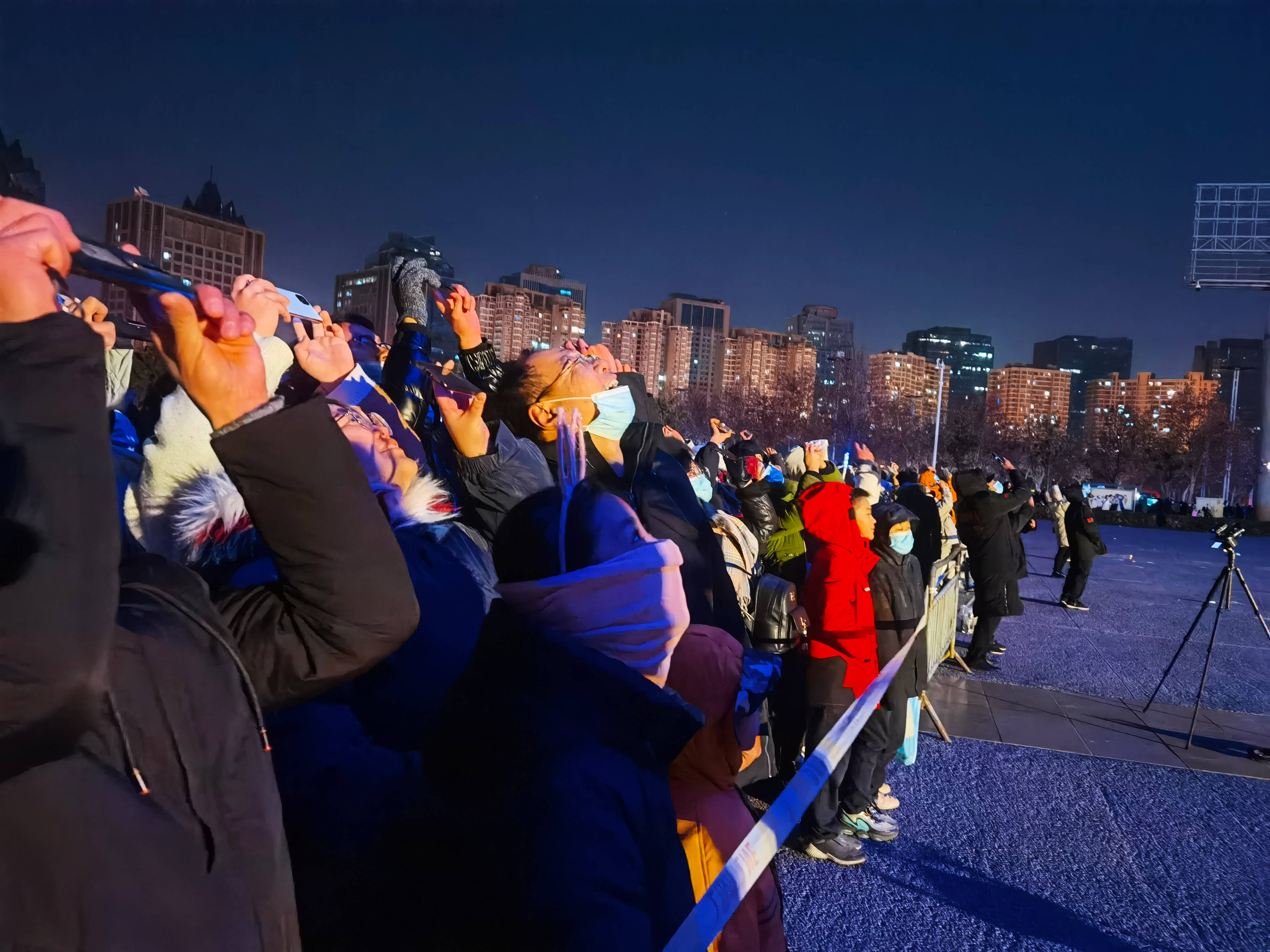 河南郑州跨年夜,现场人山人海
