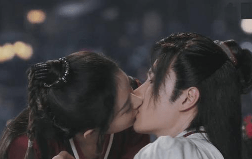 有翡:酒过三巡赵丽颖微醉,情不自禁主动吻了王一博,他却愣住了!