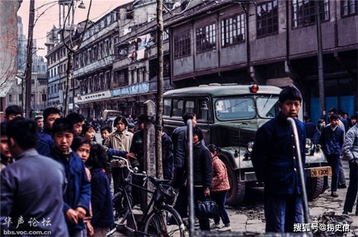 老照片八十年代颇有烟火气的大上海街景