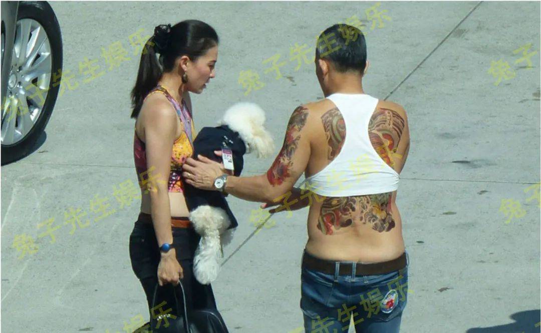 原创西拉米照片被摆在苏提达面前,赤身喂狗吃蛋糕,泰王怒气值要满了