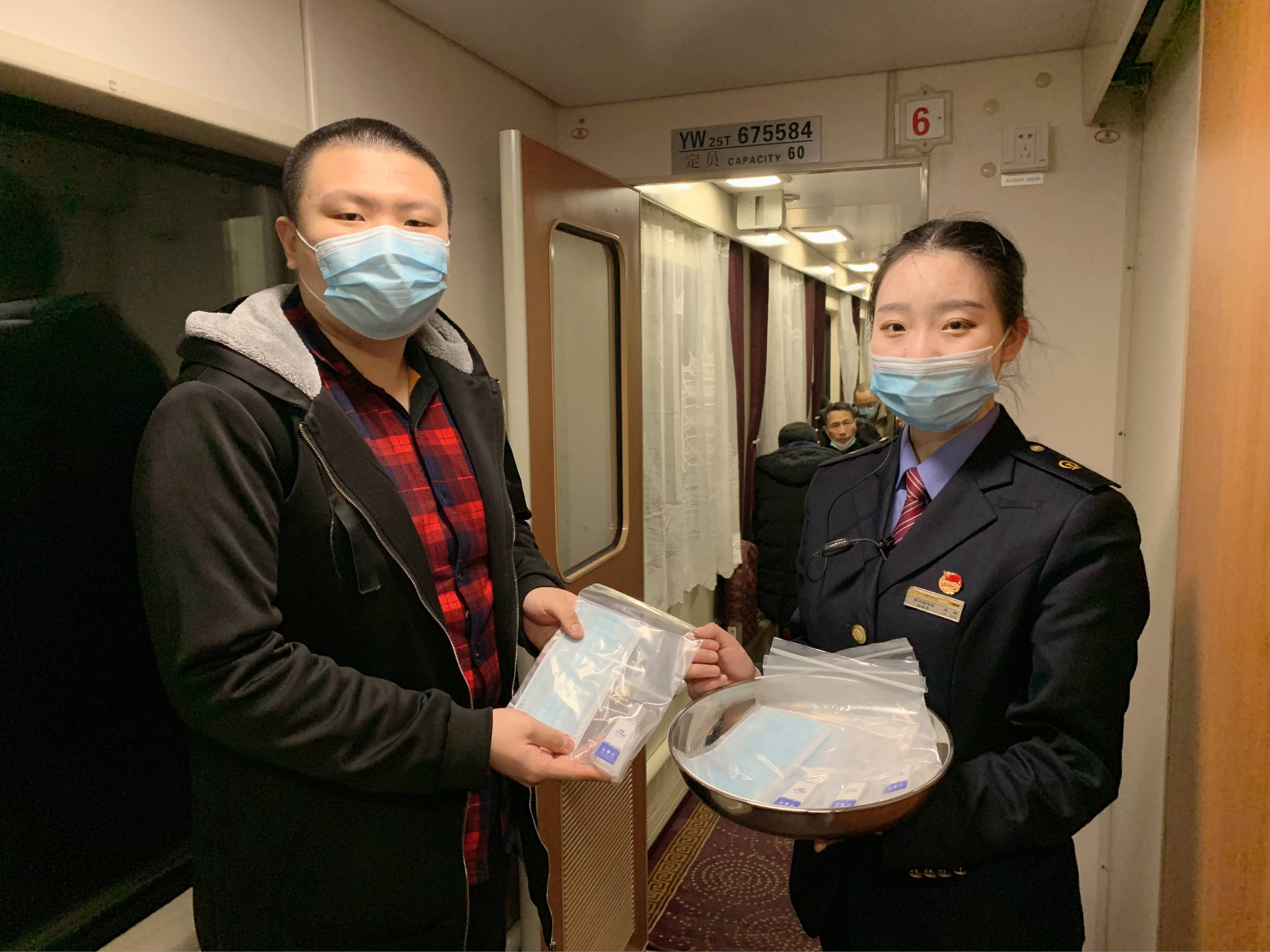 武汉客运段落实疫情防控举措做好列车上防疫宣传