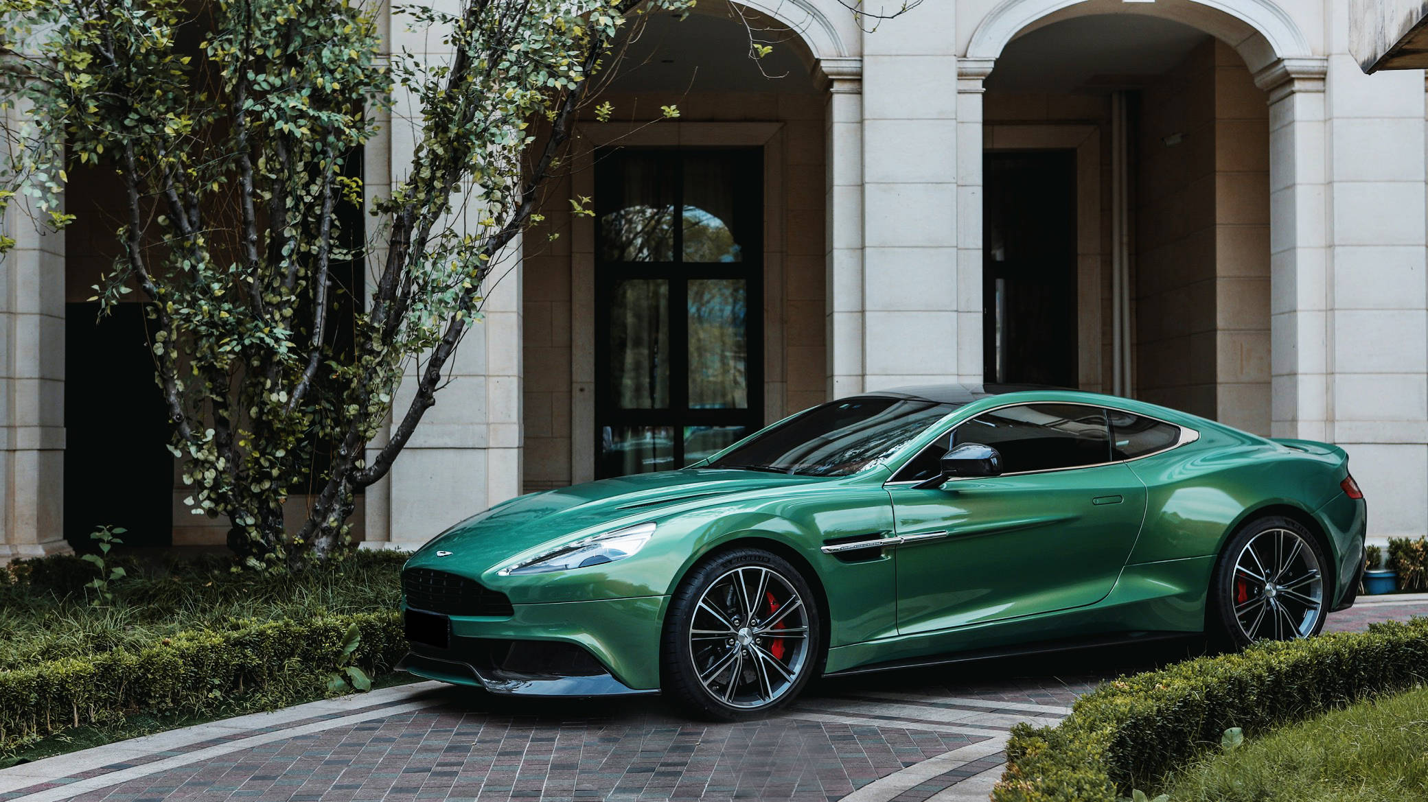 辽阳阿斯顿马丁全车虹彩祖母绿汽车改色贴膜案例欣赏