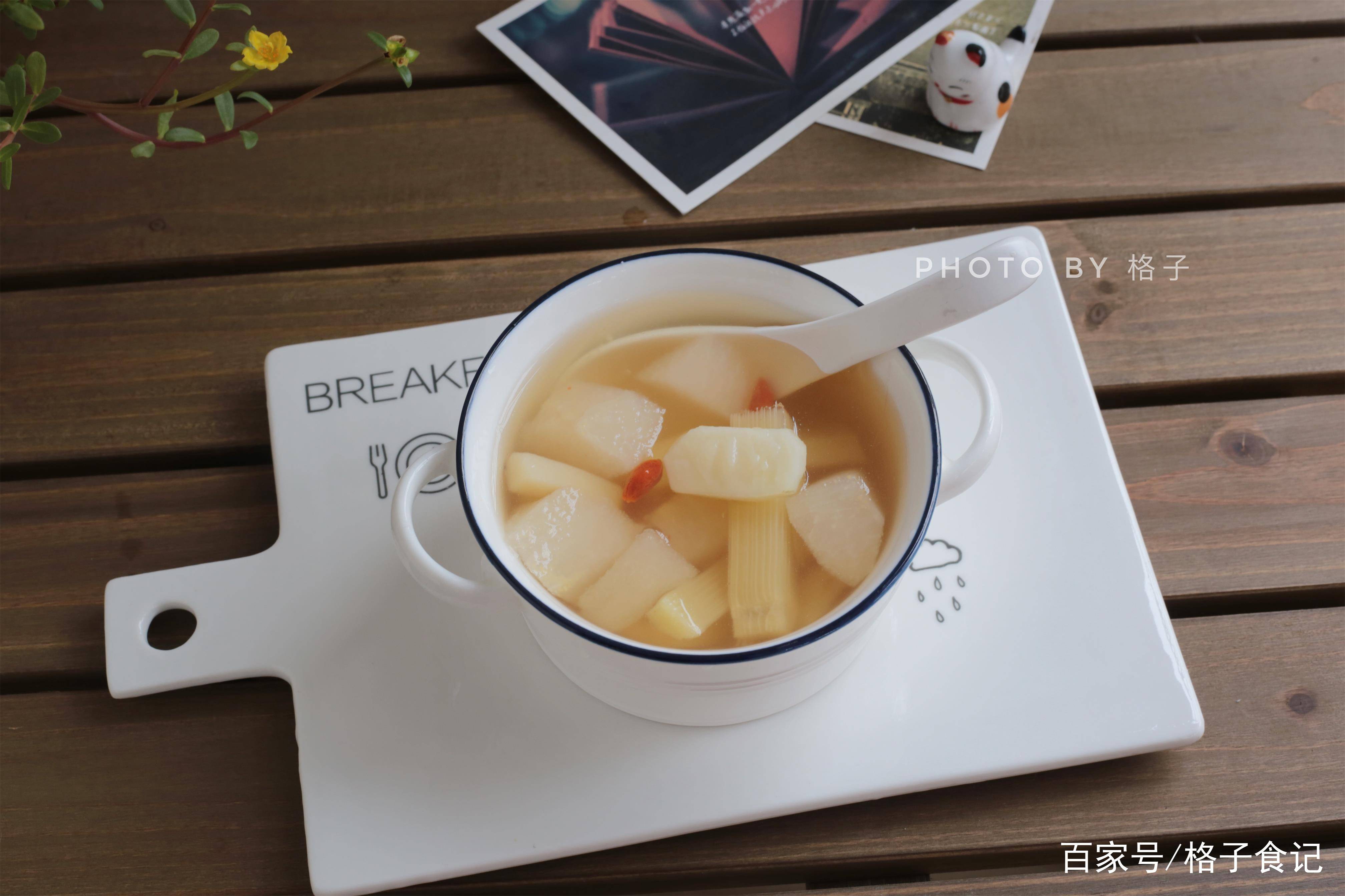 【甘蔗马蹄雪梨水】【材料】甘蔗:1小段,雪梨:1个,马蹄:适量,黄冰糖