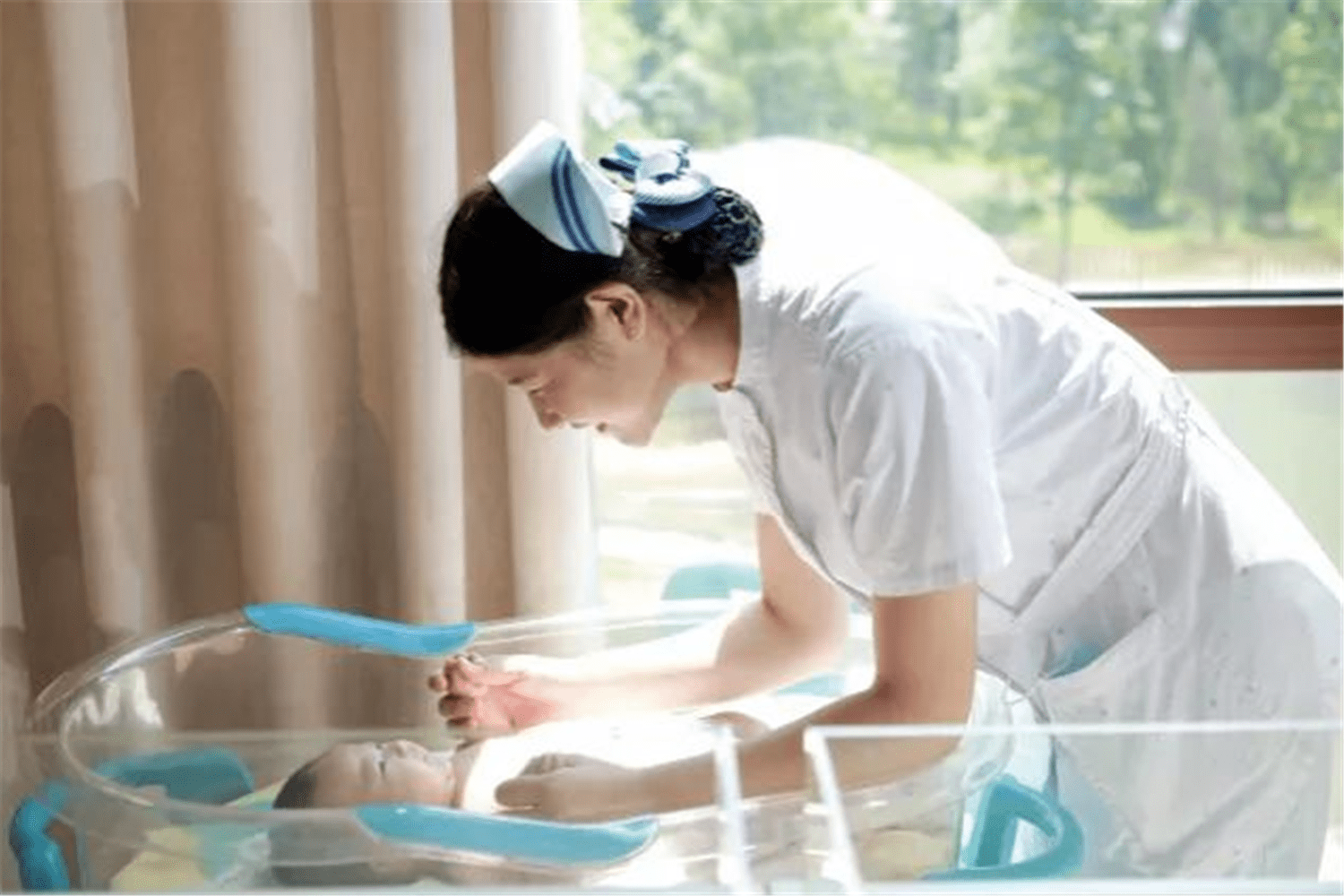 原创"最美女婴"刚出生就成网红,用颜值征服网友,护士:难得一遇