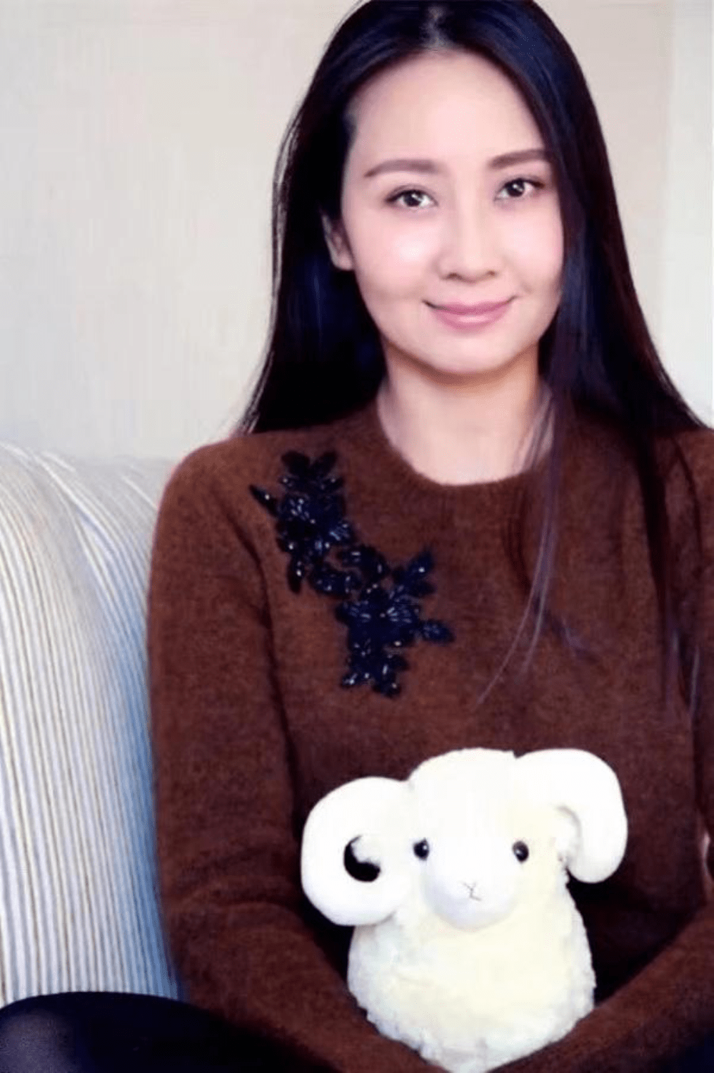 还有二姐橙儿,面对橙儿来说是比较婆婆妈妈的那种,橙儿的扮演者是母丹