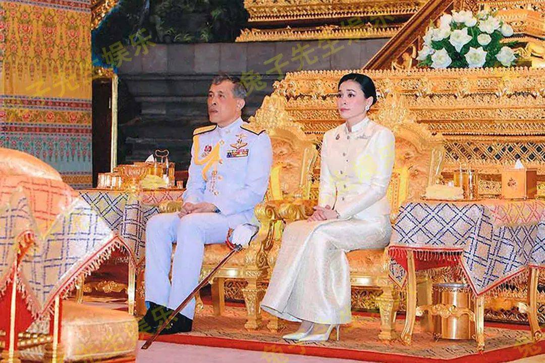 69岁泰王用官方账号秀恩爱,王后羞答答回应,原来贵妃才是外人!