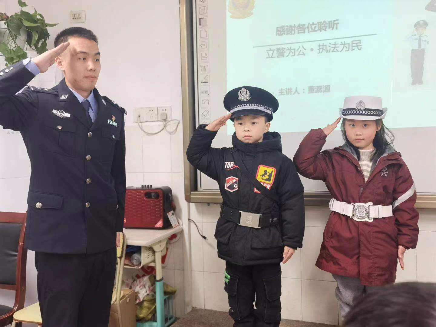 首個警察節,東苑葵娃向警察叔叔致敬_董警官