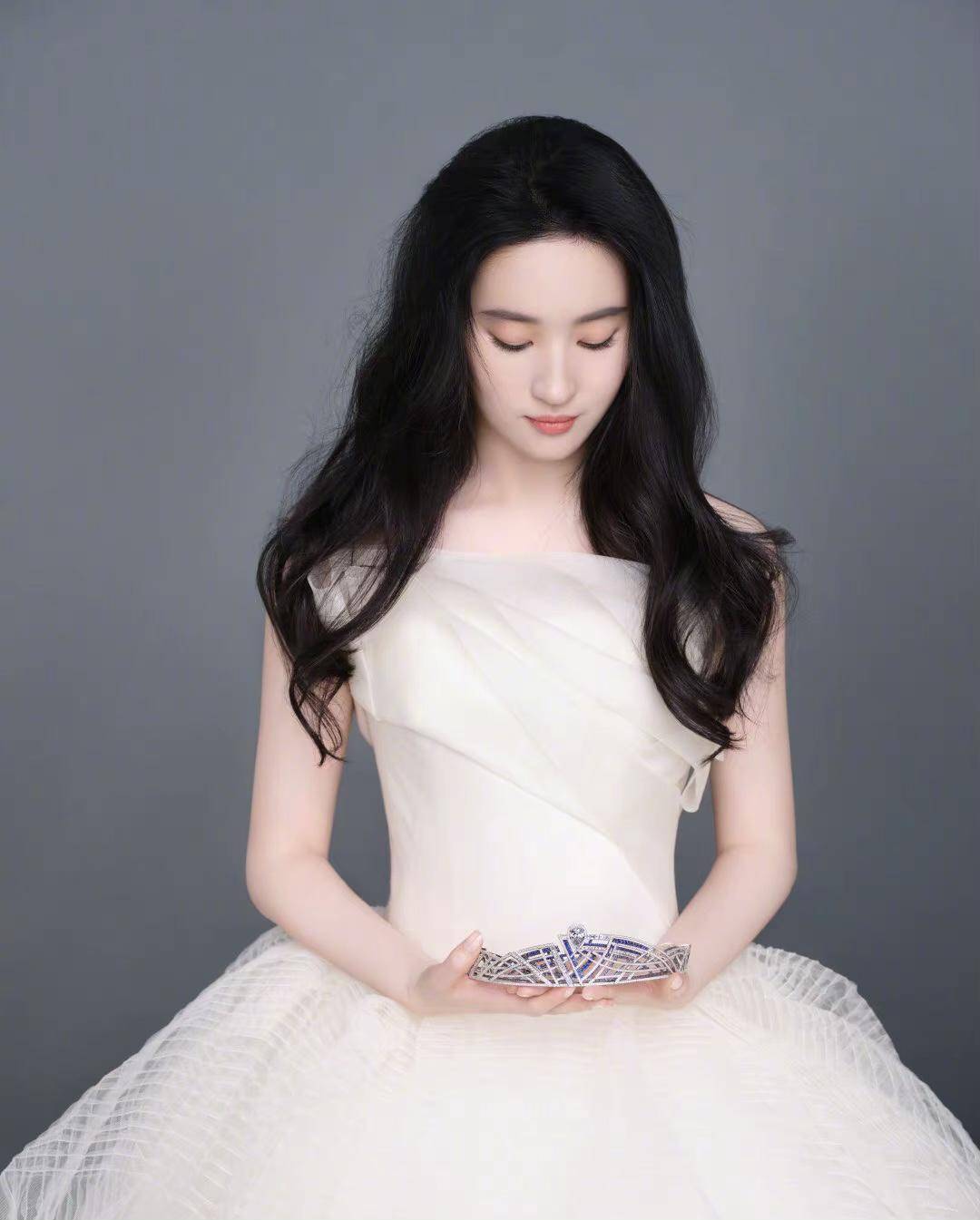 刘亦菲最新写真大片,天鹅颈真的太优越了,戴上精致皇冠气质满满