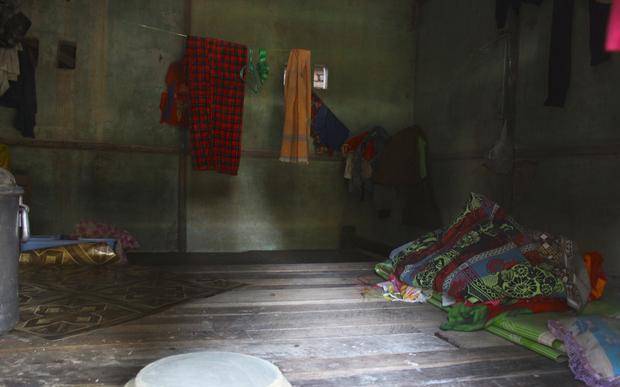 缅甸到底有多穷，居民住破烂茅草屋如贫民窟，一块木板就是床