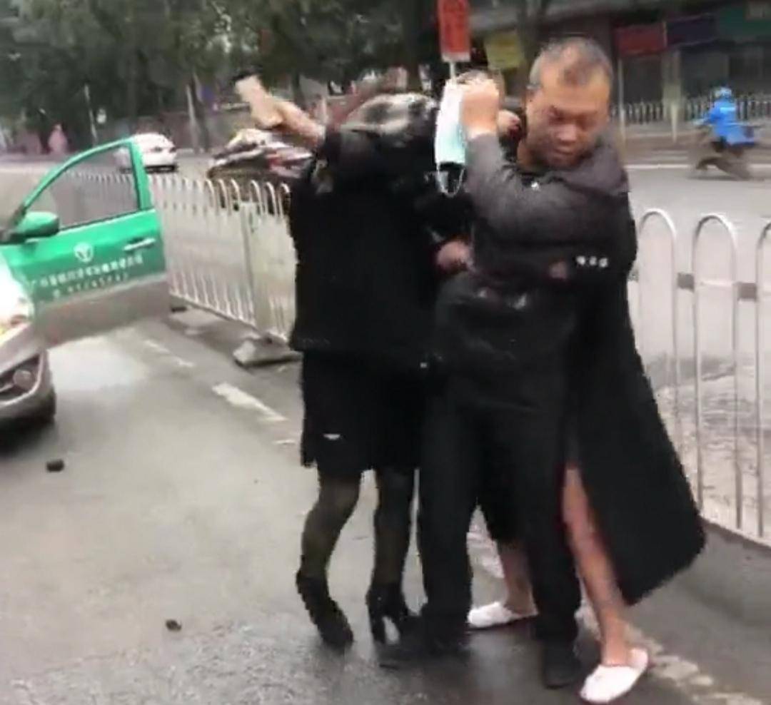 广州两名女子一大早耍酒疯,当街撒泼合伙撕扯的哥,狂飙粗口骂人-搜狐大视野-搜狐新闻