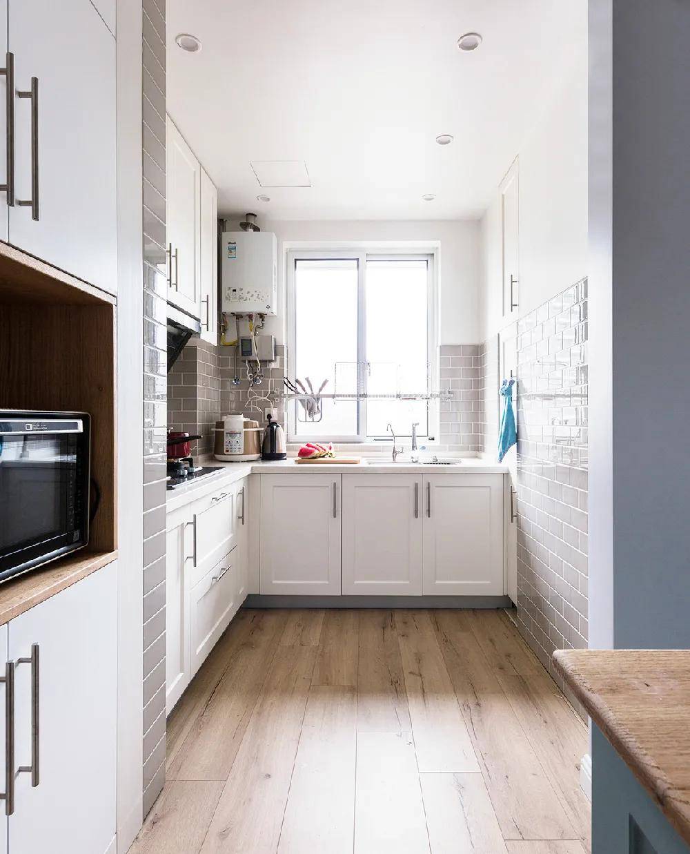 厨房别再用瓷砖了,铺了这款地板,颜值瞬间爆表