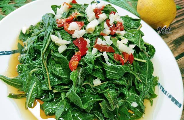 只能摘点新鲜的芝麻叶做个凉拌菜啦,下面为大家分享凉拌芝麻叶的做法